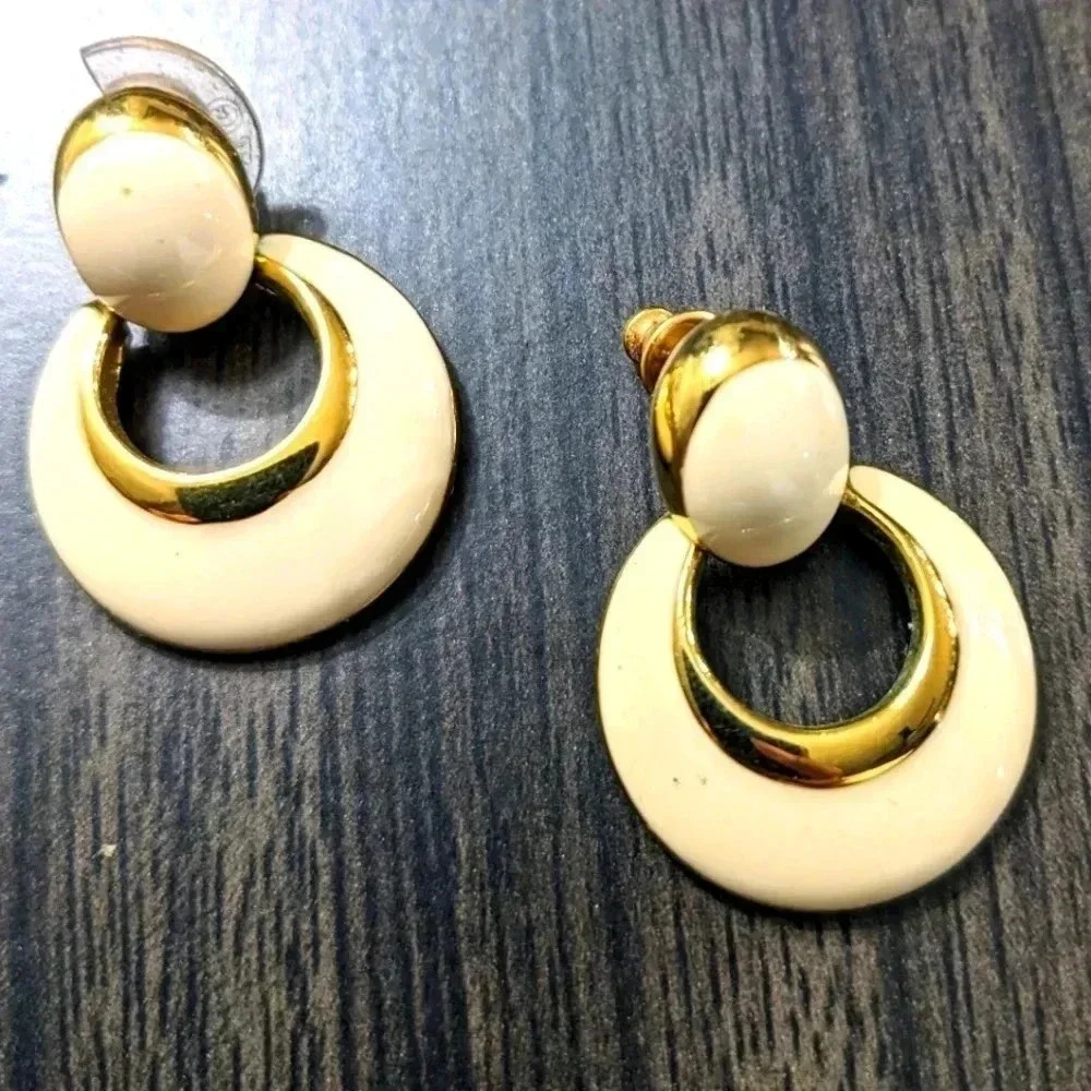 Menet Vintage Gold Plated Off White Cream Pierced Earringsβ